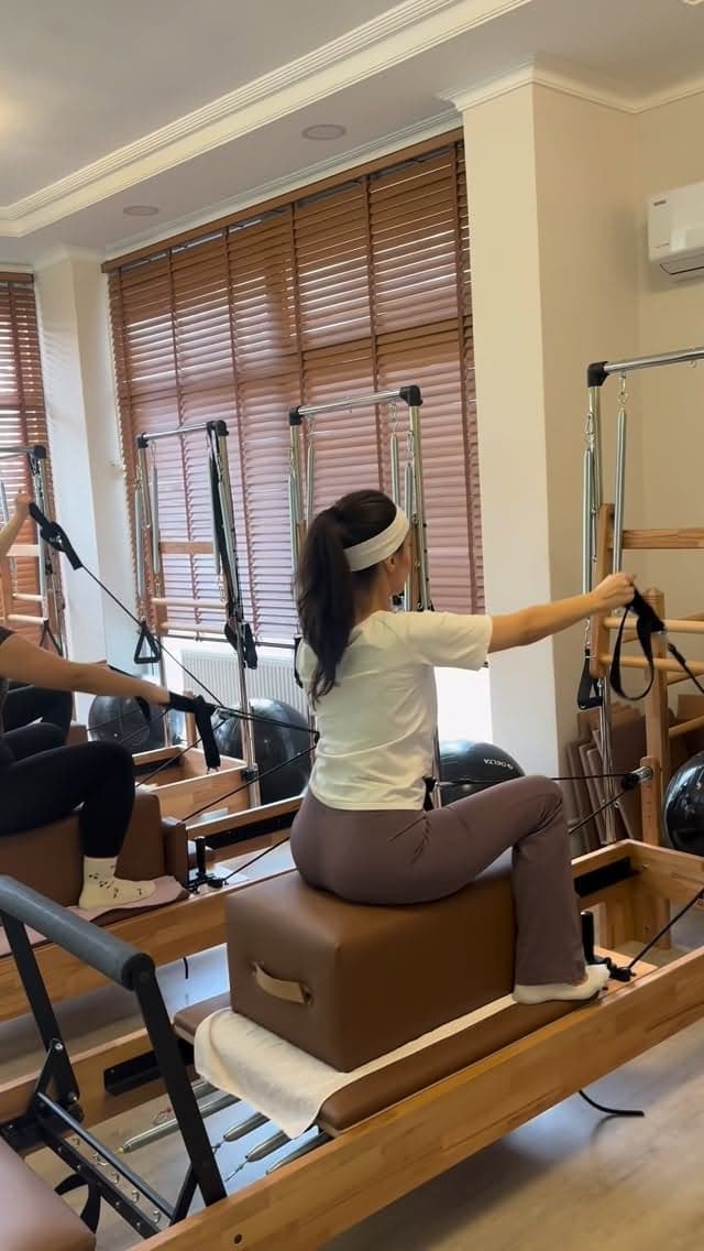 Base Pilates’te eğitmen eşliğinde bireysel reformer seansı