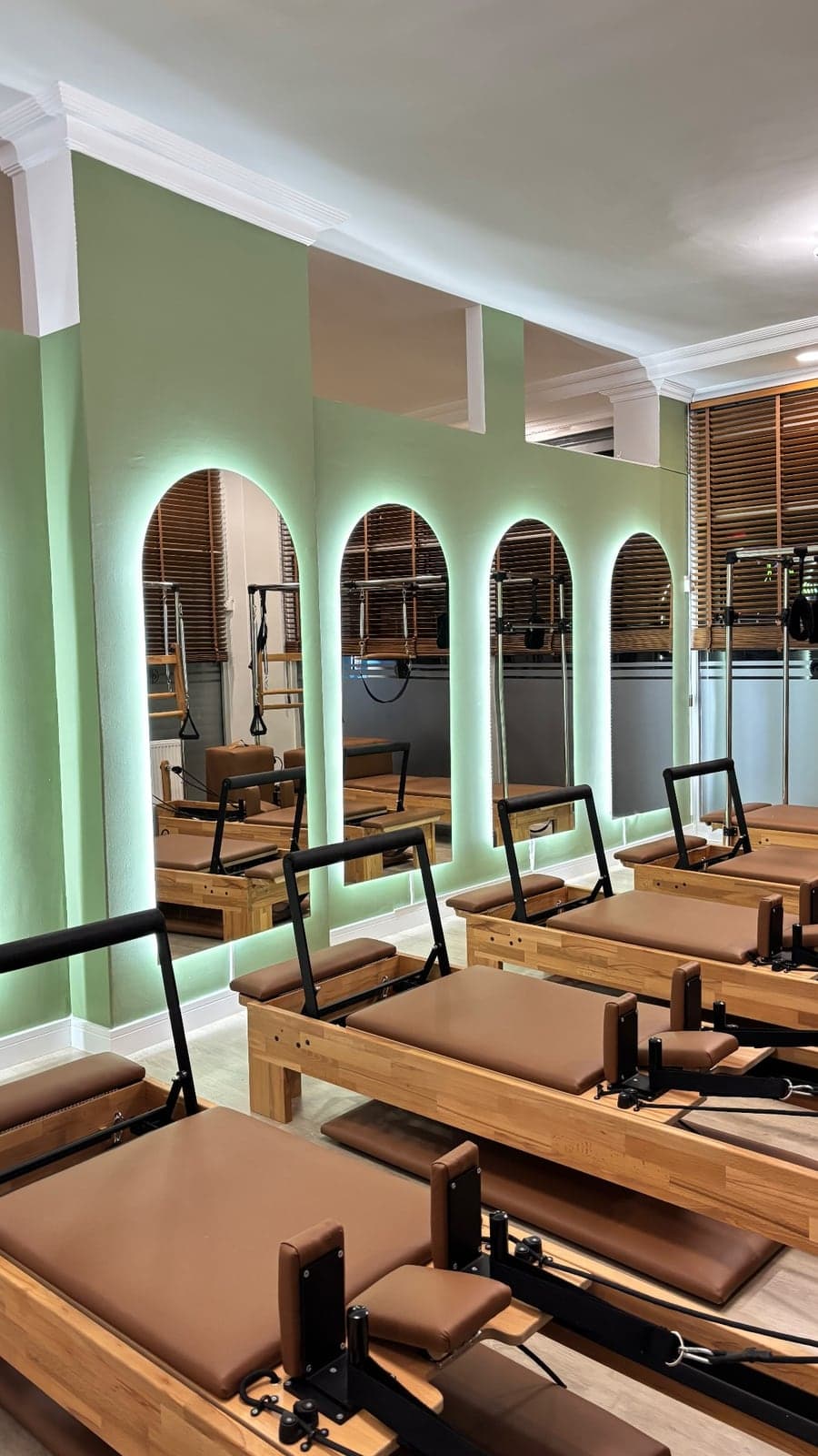 Base Pilates stüdyosunda kemerli nişler ve reformer yatakları